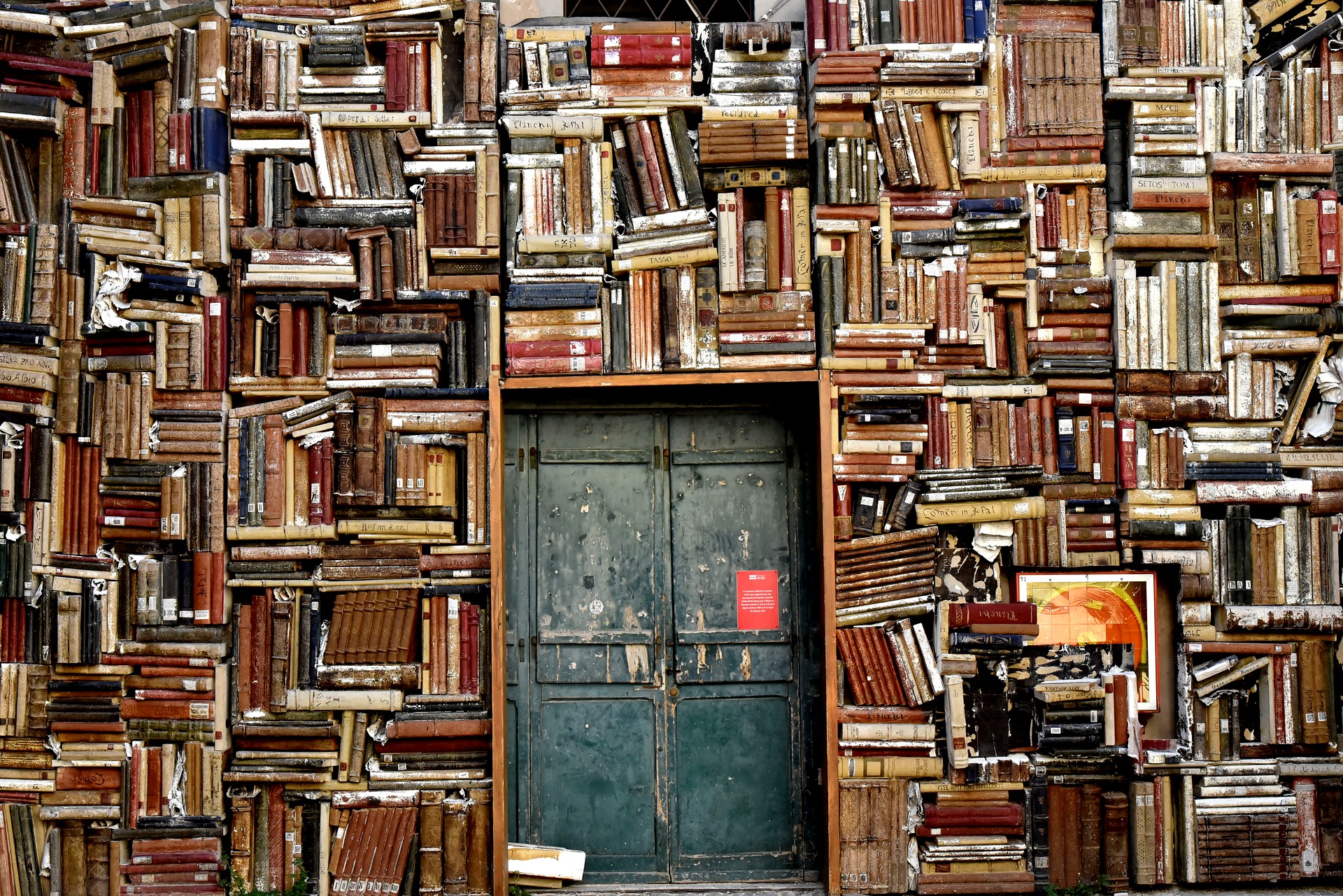 Livres recouvrant un mur entier